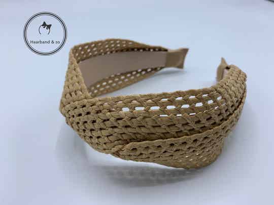 Brede booghaarband met twist van opengewerkt riet, in de kleur beige (art.nr. 272-03)
