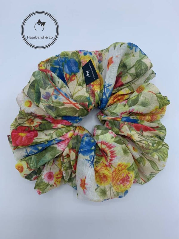 Haarband & zo XL Scrunchie, in bloemenprint met beige ondergrond. (art. 273-01)