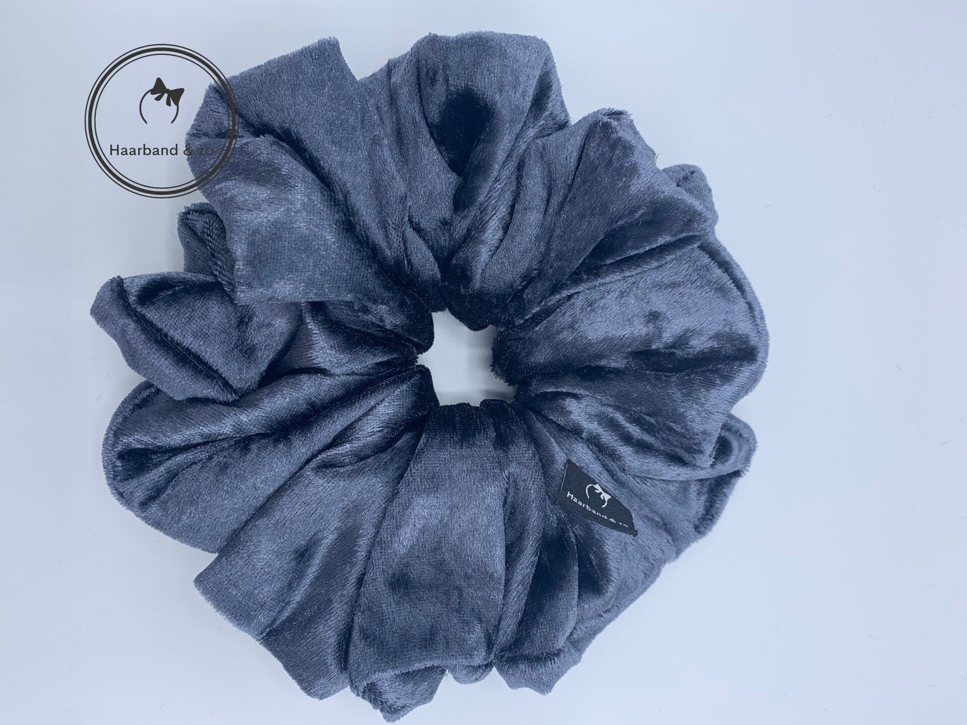 Haarband & zo XL scrunchie, velours in de kleur grijs. (art.nr. 274-01)