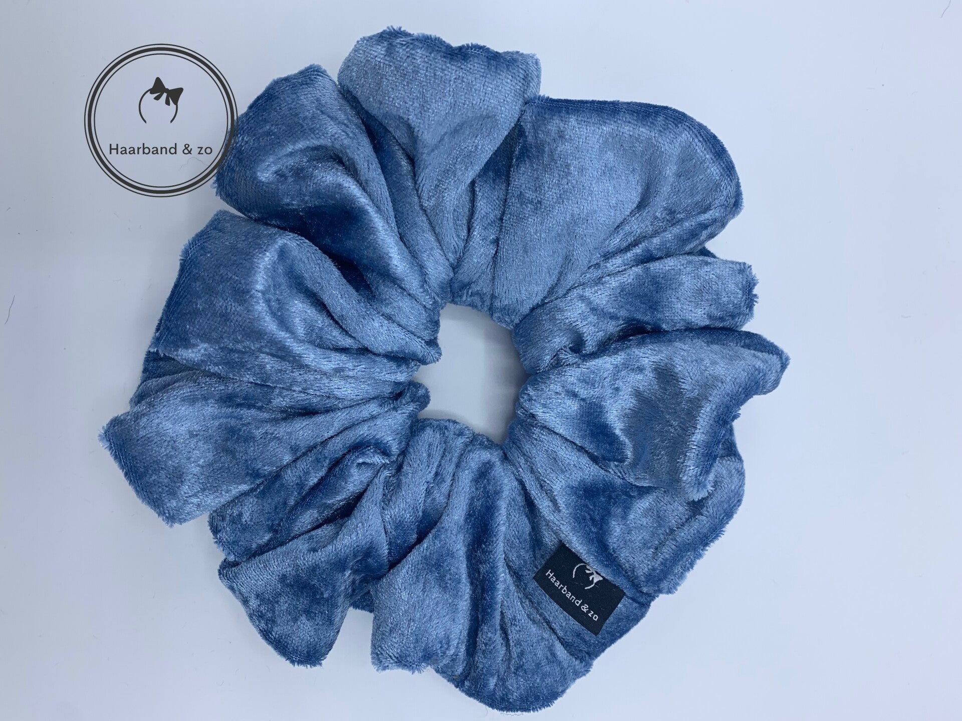 Haarband & zo XL scrunchie, velours in de kleur lichtblauw. (art.nr. 274-02)