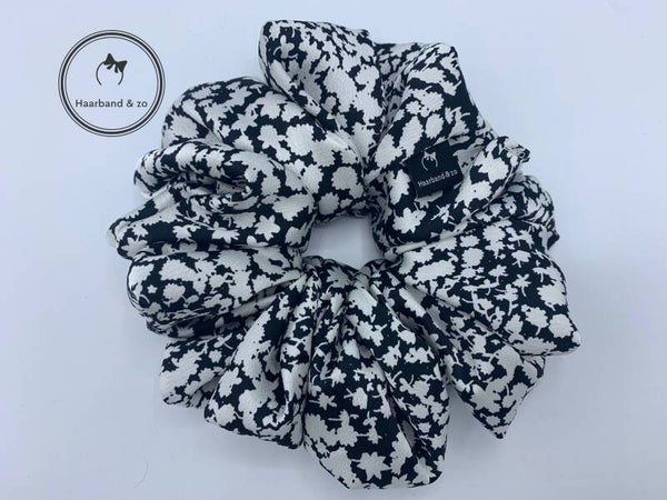 Haarband & zo XL-scrunchie in bloemenpatroon zwart met wit van satijn (art.nr. 275-03)