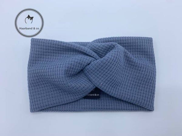 Haarband & zo, Elastische babyhaarband van wafeltricot, in blauw met twist. (art.nr. 284-03)