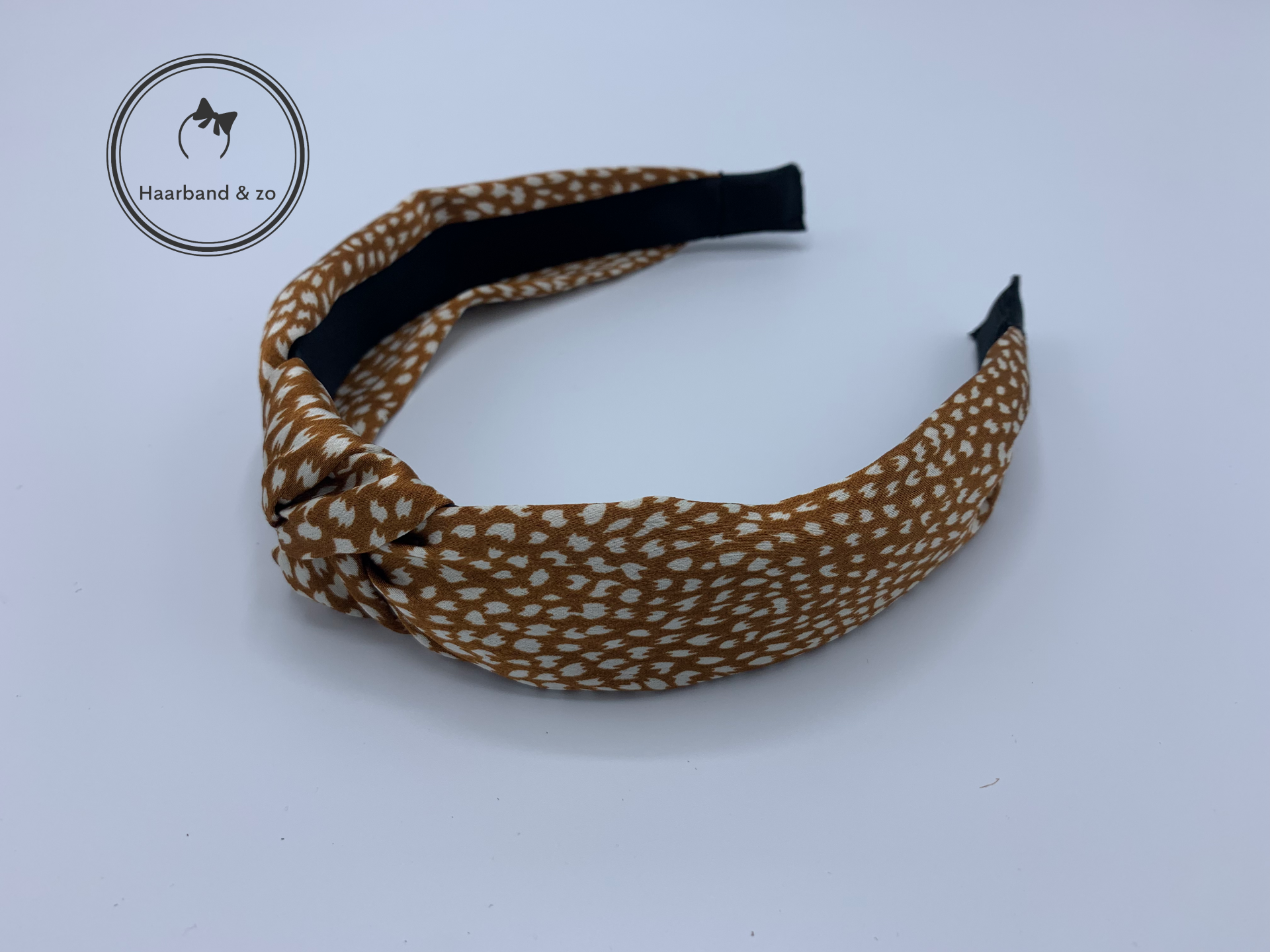 Booghaarband met knoop van satijn, in spikkeltjes patroon, bruin ( art.nr. 160-09)