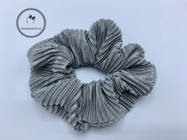 Scrunchie (frutsel) van plissé satijn, grijs (art.nr. 35-05)