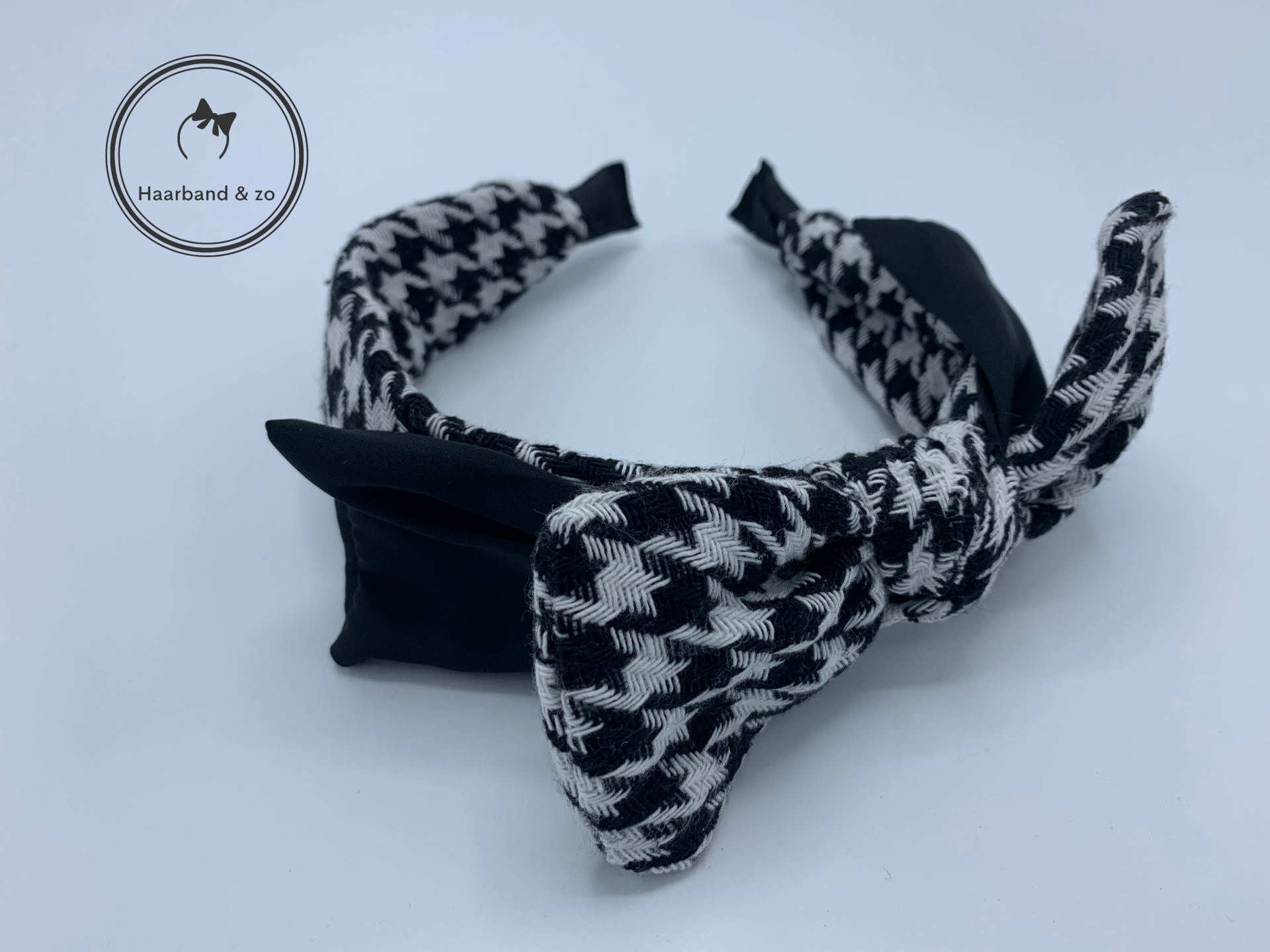 Booghaarband van zacht tweed met grote strik in ruitmotief, zwart/wit (art.nr. 269-01)