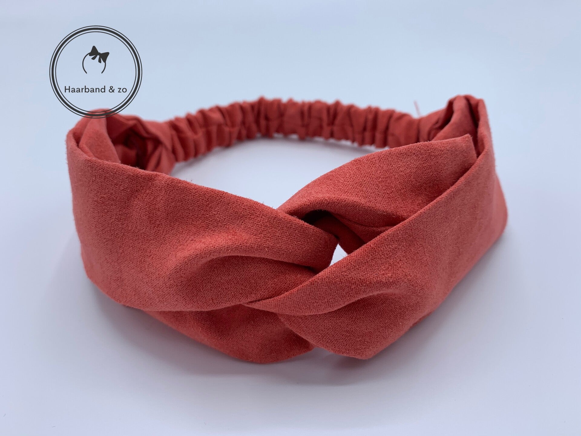 Elastische haarband met twist in suedelook, koraalrood. (art.nr. 122-06)