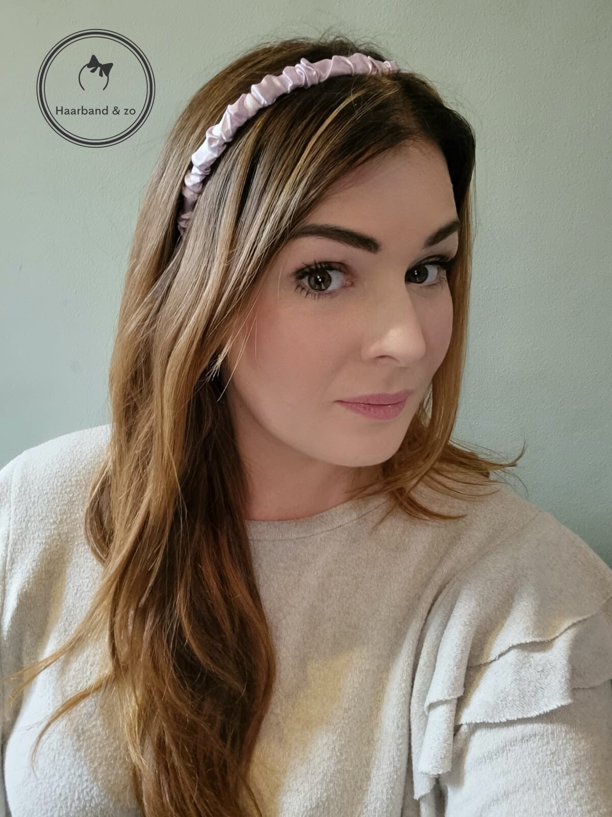 Smalle haarband met ruches van glanzend satijn, licht lila (art.nr. 159-14)