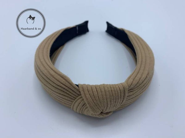 Basic booghaarband in ribbeltricot, met knoop, in de kleur beige (art.nr. 45-06)