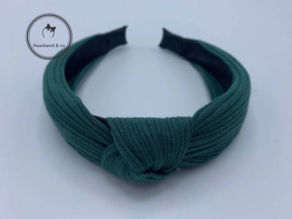 Basic booghaarband in ribbeltricot, met knoop, in de kleur smaragd groen (art.nr. 45-07)