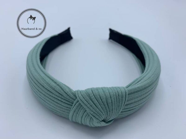 Basic booghaarband in ribbeltricot, met knoop, in de kleur grijsgroen (art.nr. 45-08)