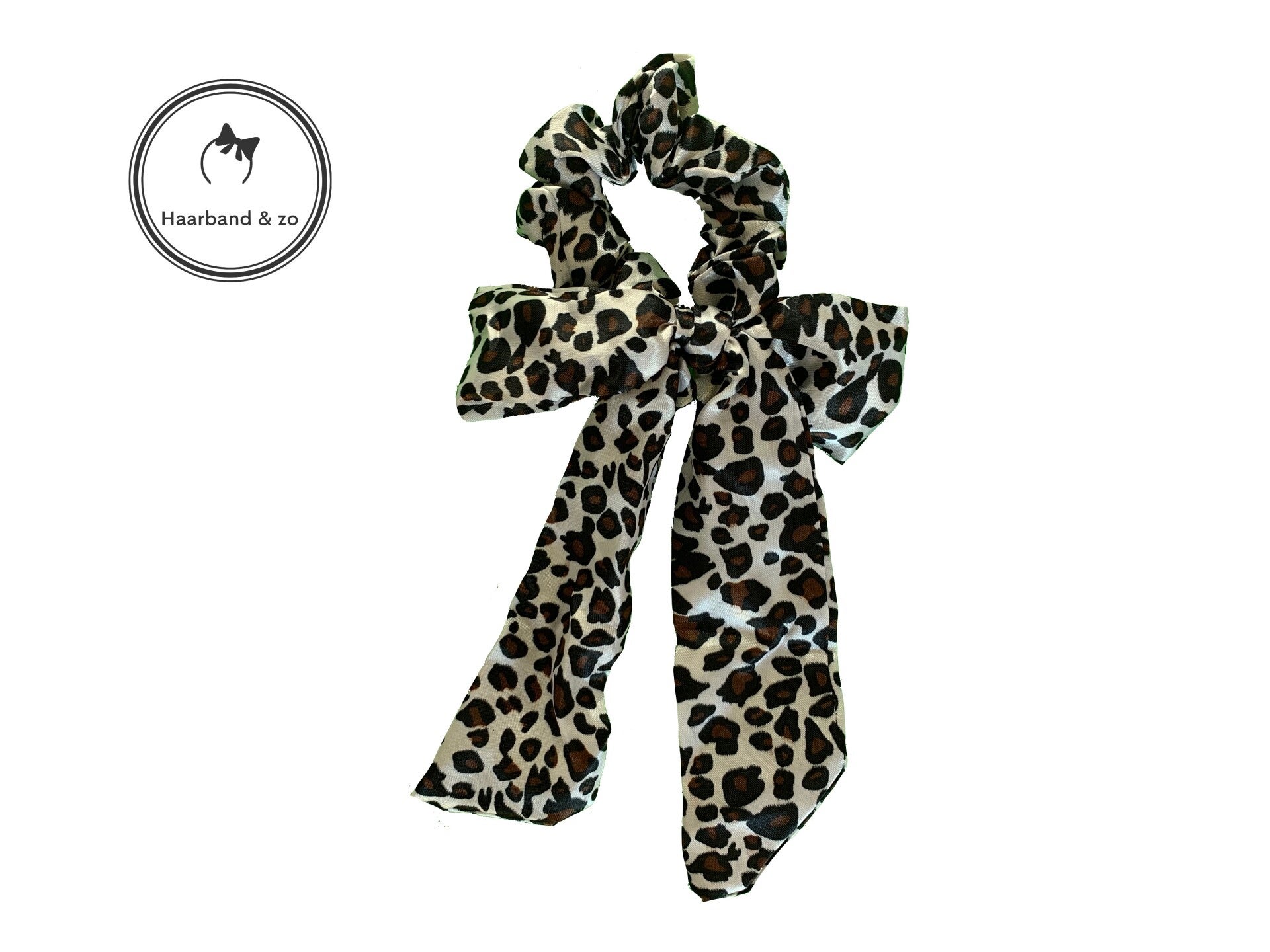 Scrunchie waar een strik / lint aan vast is geknoopt, in witte tijgerprint (art.nr. 66-01)