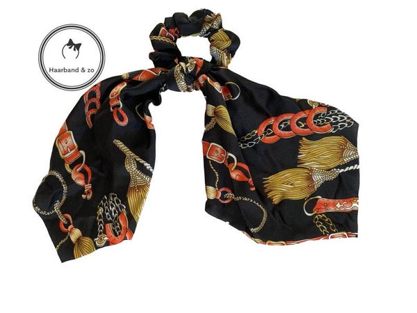 Sjaal scrunchie van satijn met print (riem en kettingen) hoofdkleur zwart met rode accenten (art.nr. 50-01)