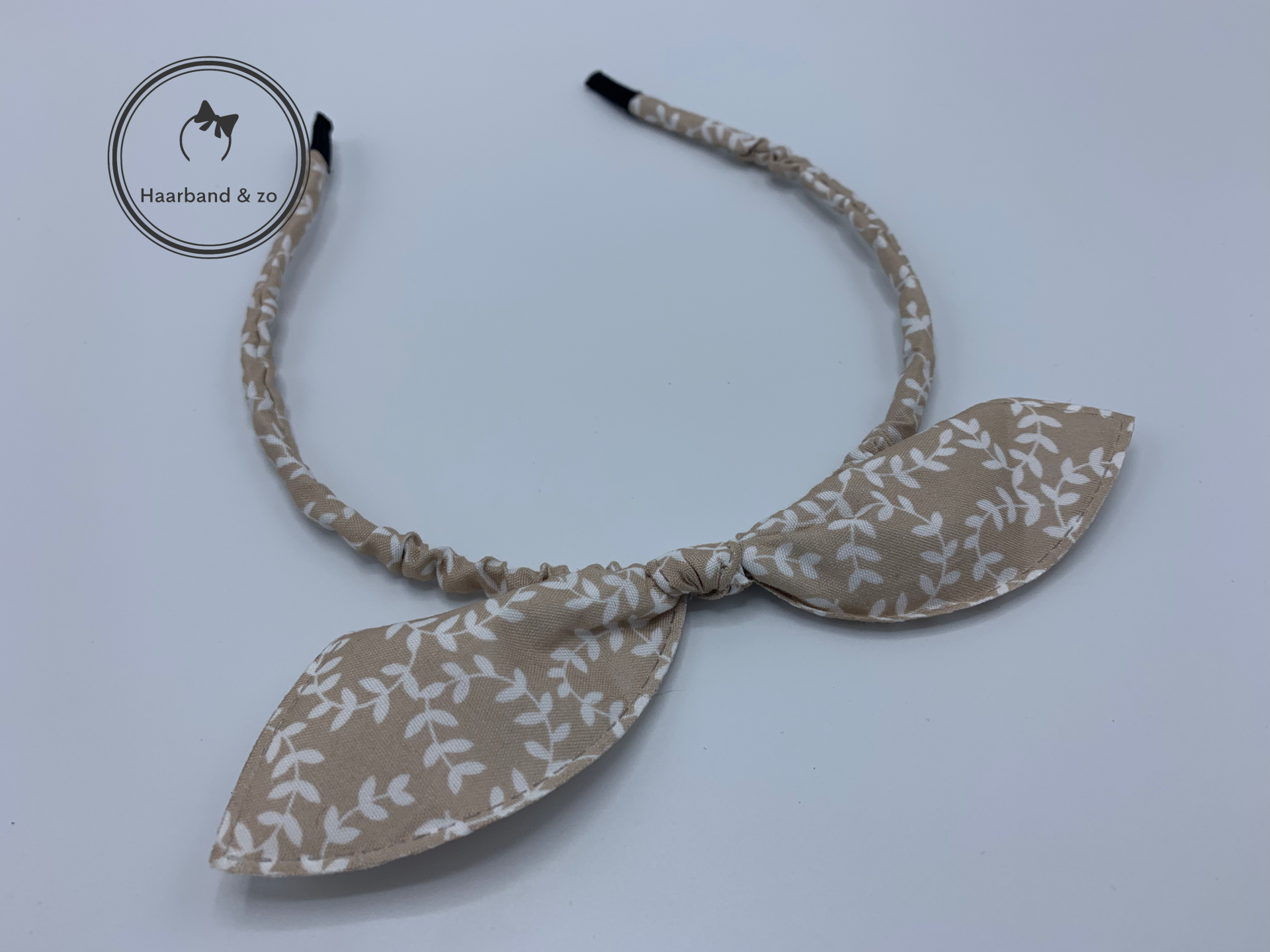 Kinder booghaarband van stof met strik in bloemetjespatroon, beige (art.nr. 17-13)