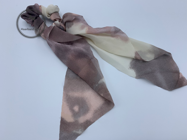 Sjaalscrunchie in tye die motief, smokey plum (art.nr. 62-03)
