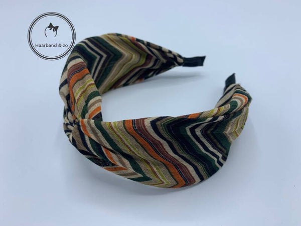 Brede booghaarband met twist van chiffon, in retro patroon, groentinten (art.nr. 62-03)