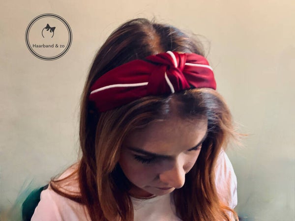 Satijnen booghaarband, geknoopt, wijnrood met witte bies (art.nr. 65-05)