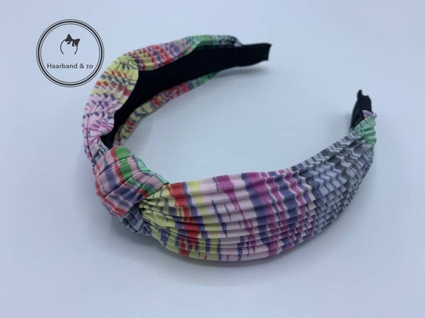 Booghaarband met knoop in vrolijk gestreept kleurenpatroon (art.nr. 65-06)