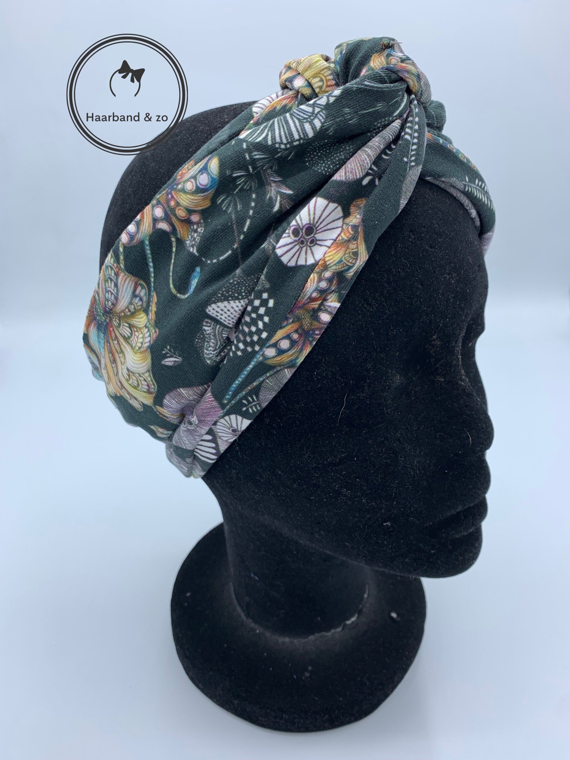Haarband & zo, Brede haarband met ijzerdraad van katoen tricot, in donkere bloemenprint (art.nr. 65-08)