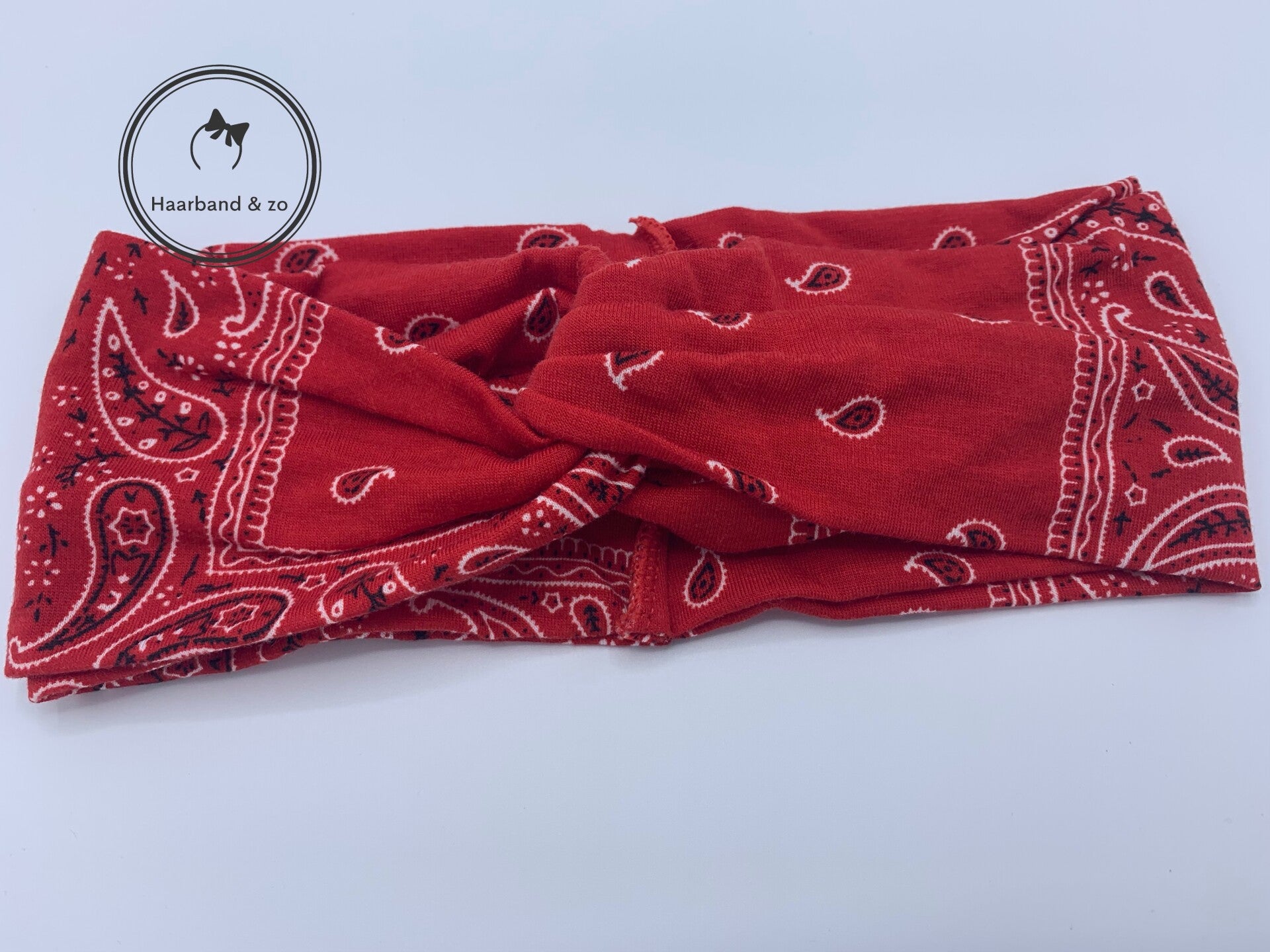 Elastische haarband met twist in bandana-motief, in de kleur rood (art.nr. 204-03)