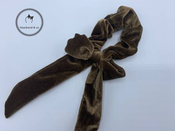 Fluwelen scrunchie met strik, bruin (art.nr. 77-03)