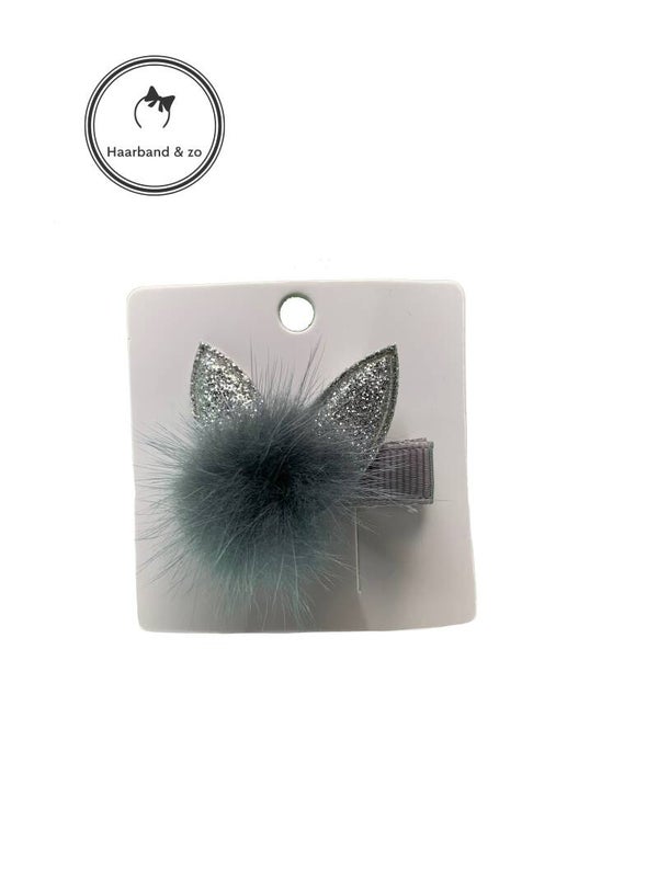 Mini haarspeldje met grijs pluizenbolletje en glitteroortjes (art.nr. 85-04)