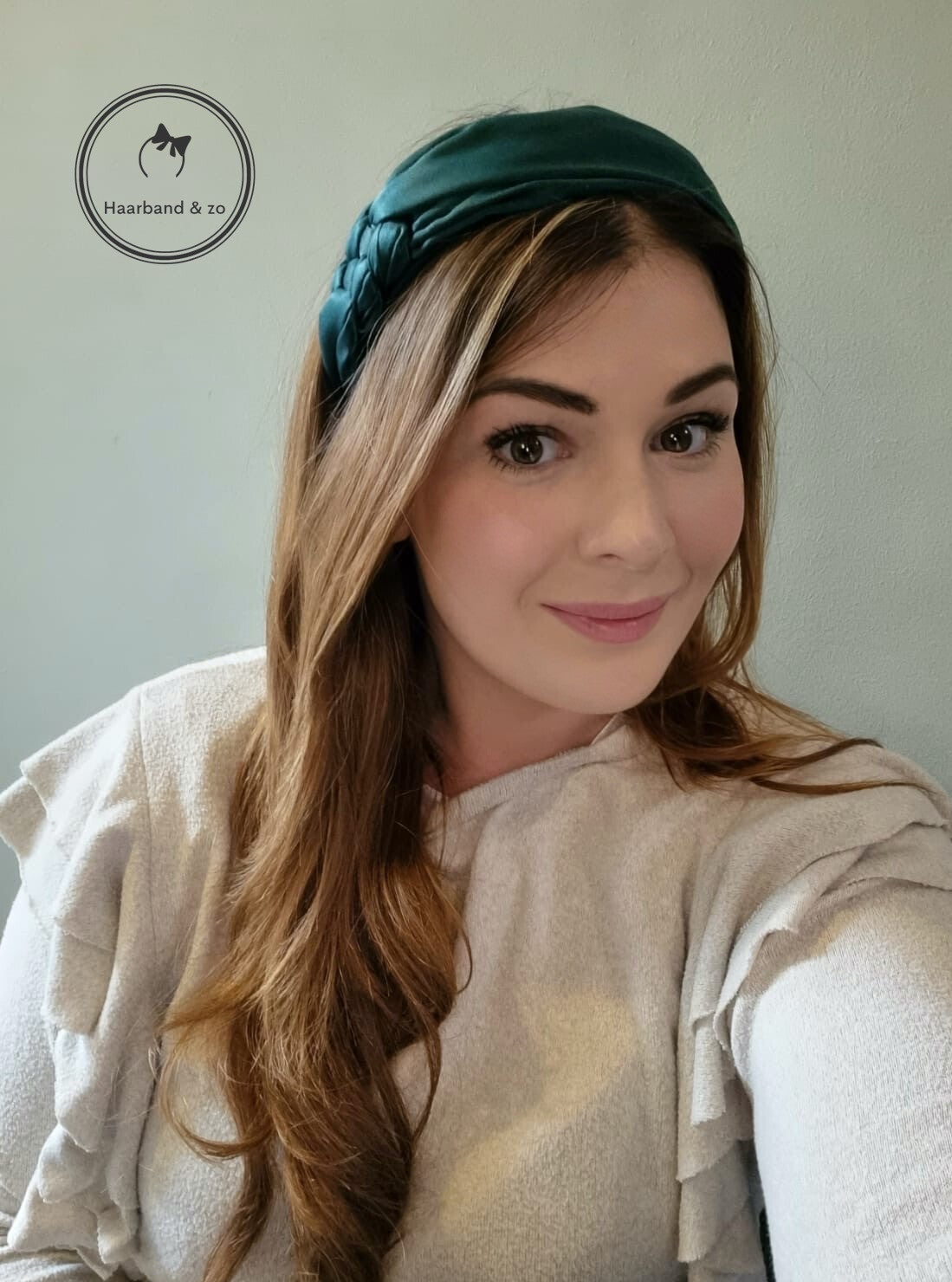 Prachtige booghaarband van glanzend satijn, met vlechteffect, smaragd-groen  (art. nr. 69-12)