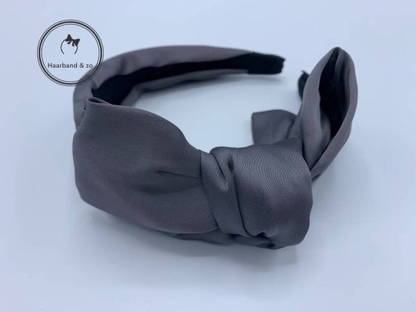 Satijnen booghaarband met grote strik, in een grijze kleur (91-04)