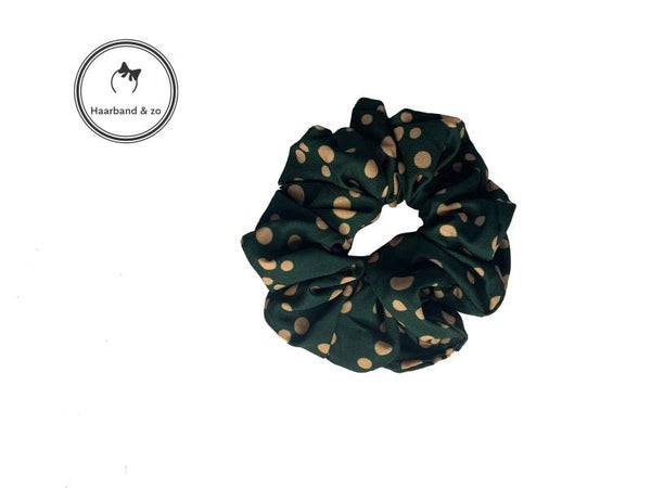 Grote scrunchie met stippen, groen met beige stippen (art.nr. 92-01)