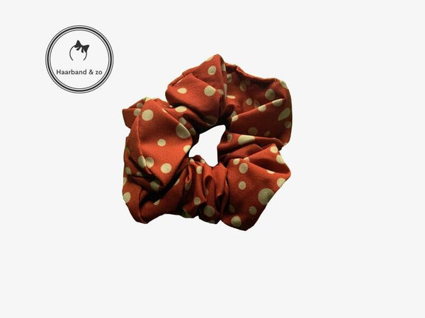 Grote scrunchie met stippen, rood met beige stippen (art.nr. 92-05)