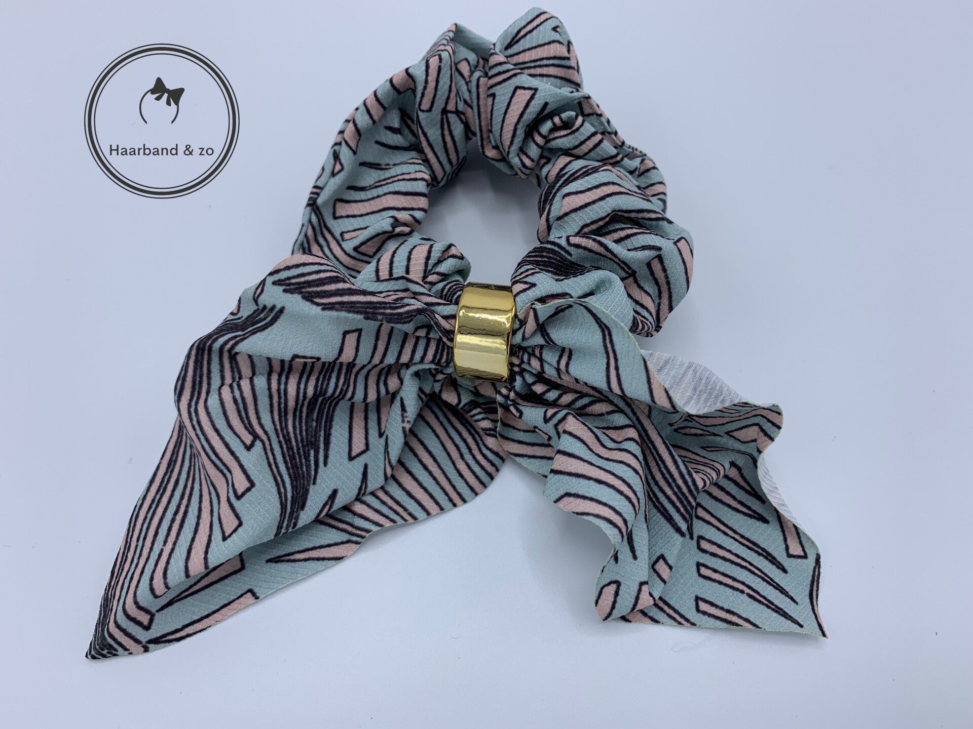 Scrunchie met strik, babyblauw met roze printje (art.nr. 243-01)