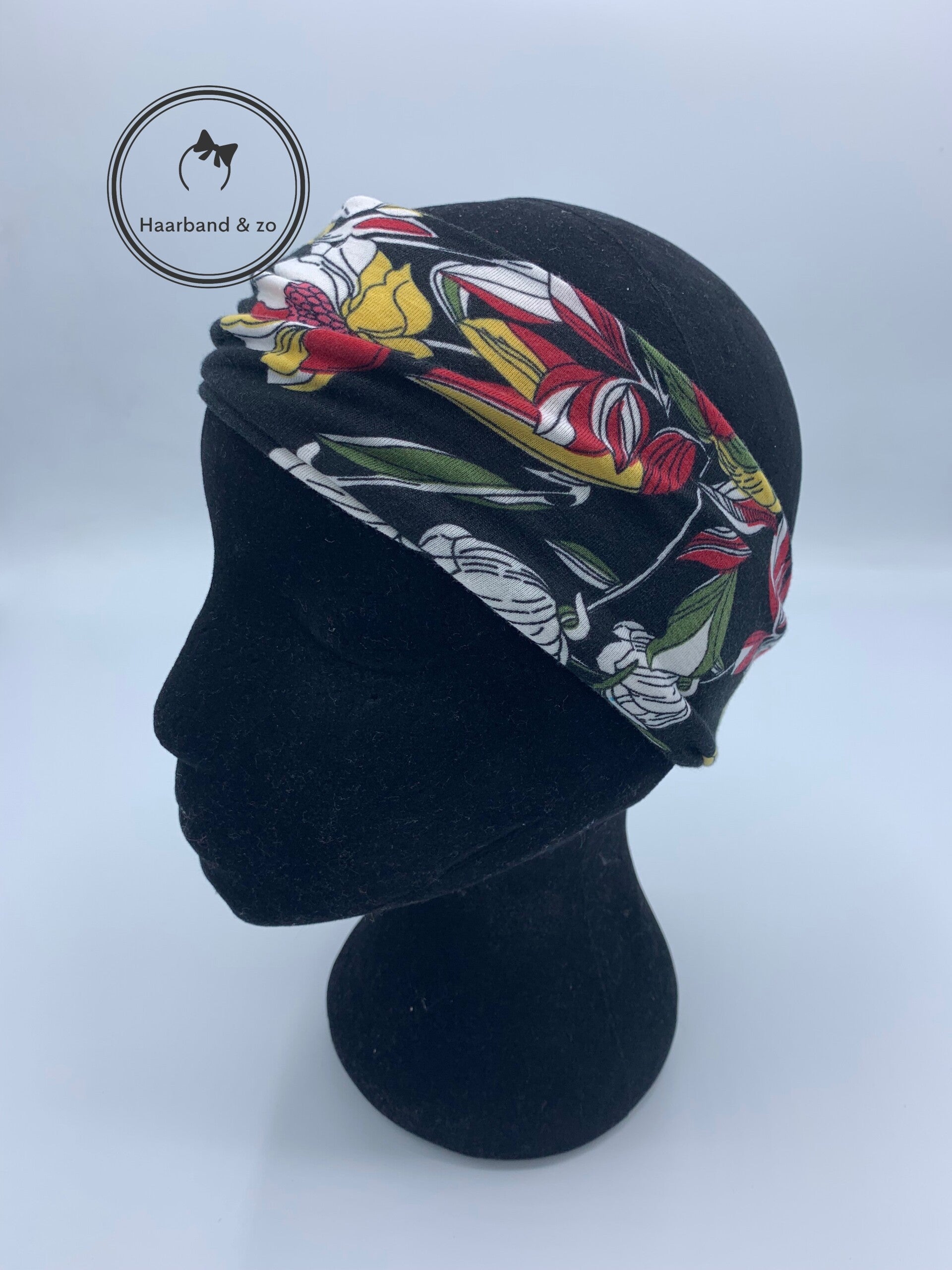 Elastische haarband zonder knoop of twist in bloemenprint met zwarte ondergrond (art.nr. 232-06)