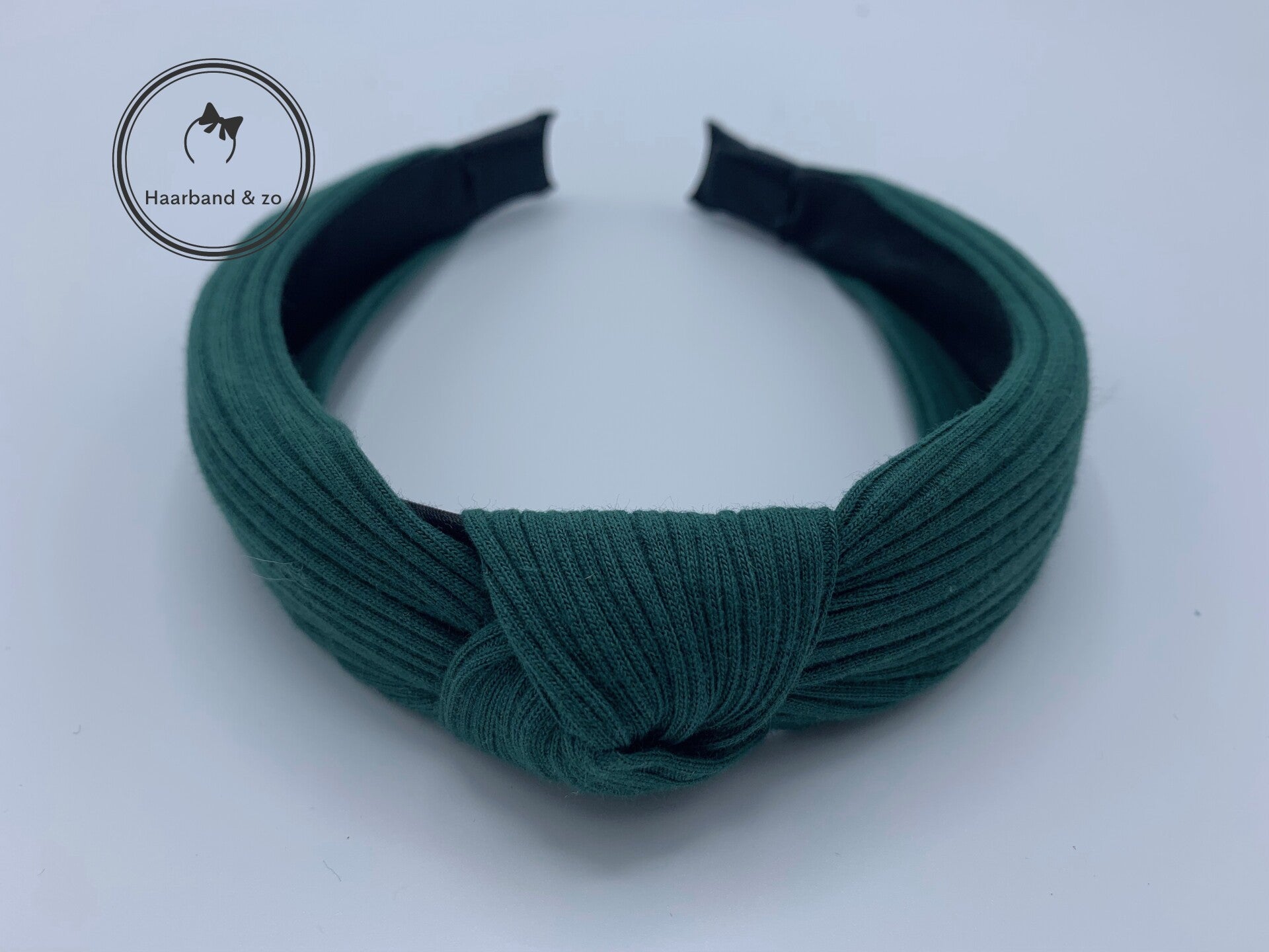 Basic booghaarband in ribbeltricot, met knoop, in de kleur smaragd groen (art.nr. 45-07)