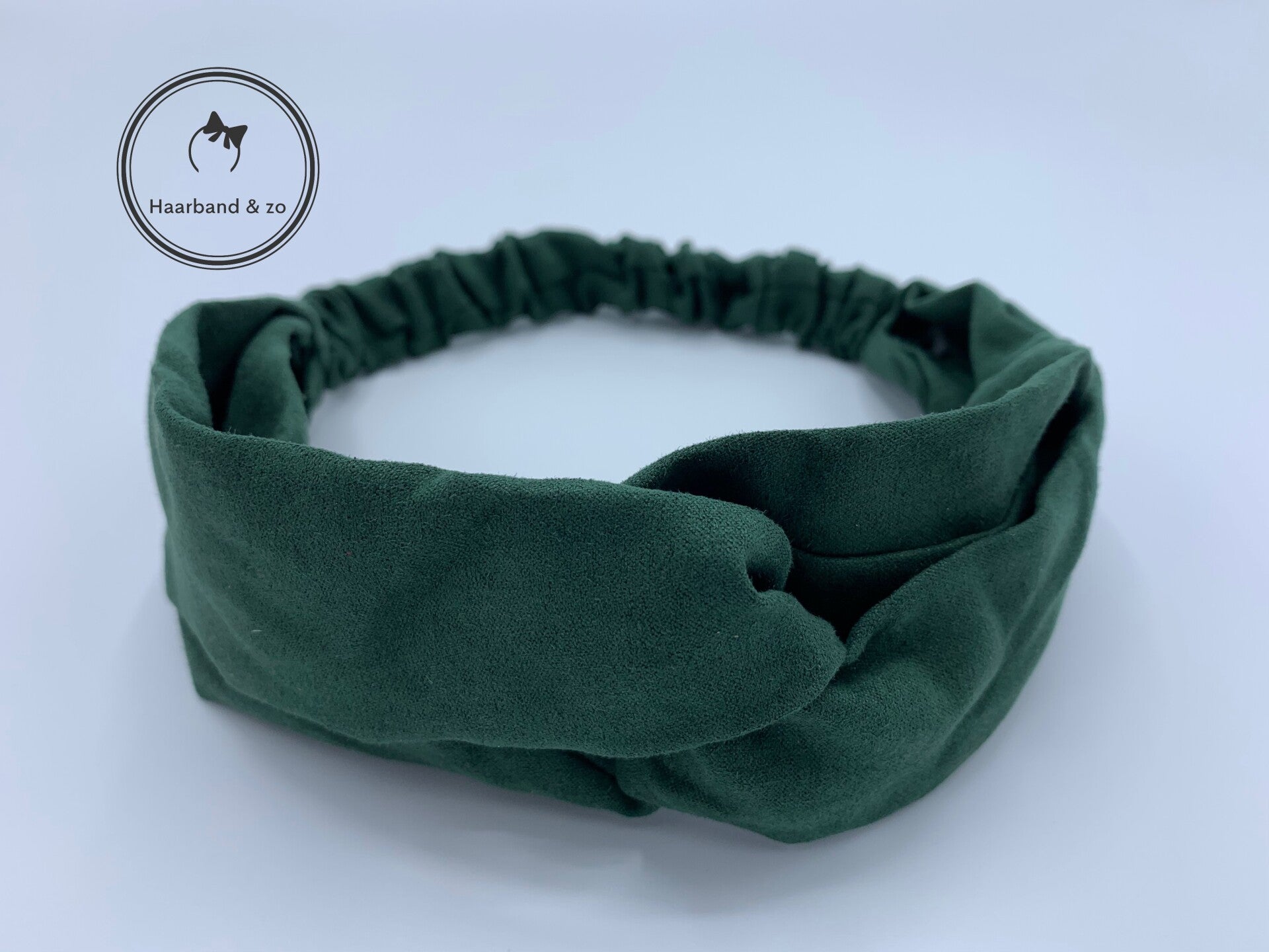 Elastische haarband met twist in suedelook, donkergroen. (art.nr. 122-14)