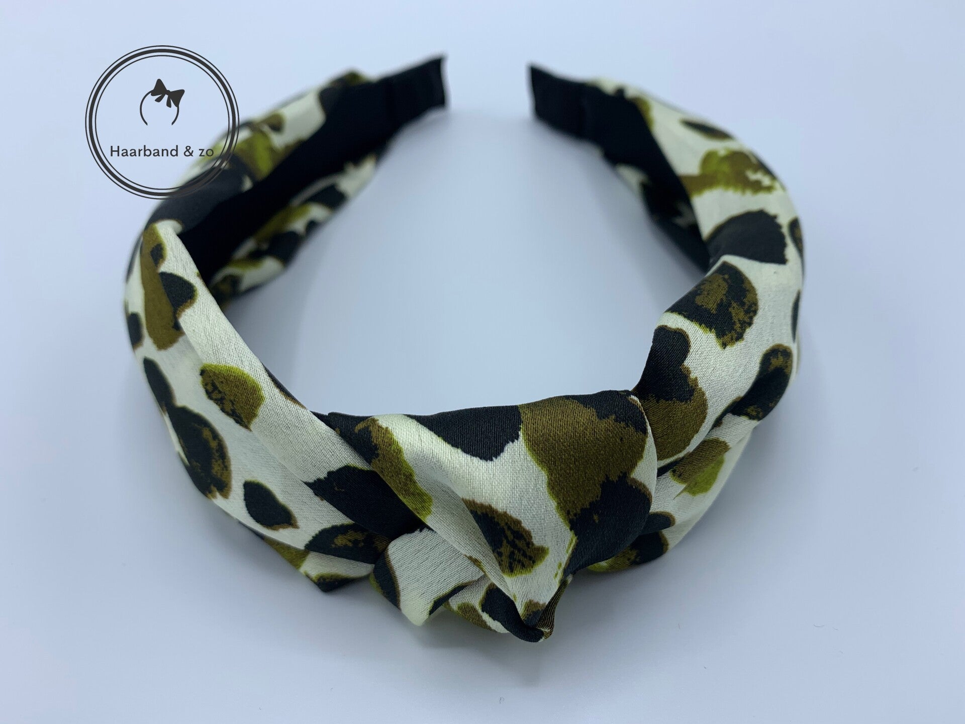Satijnen booghaarband met knoop in groene print (art.nr. 158-04)