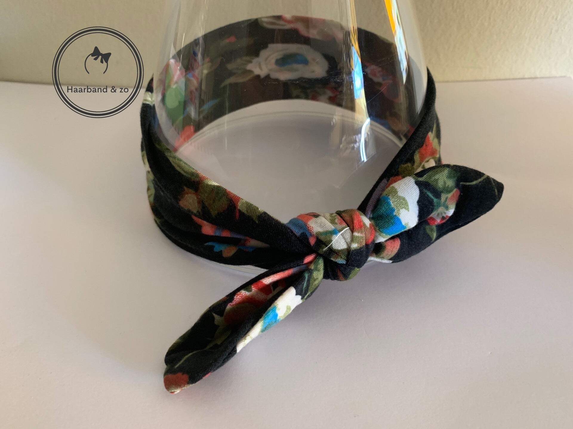 Elastische baby haarband met mooie bloemenprint, zwart met donkerrood en blauwe bloemen (art.nr. 117-10)