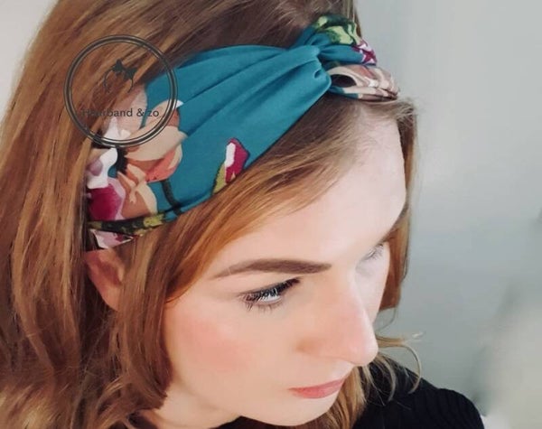 Elastische haarband met twist, in turquoise bloemenprint. (art.nr 120-01)