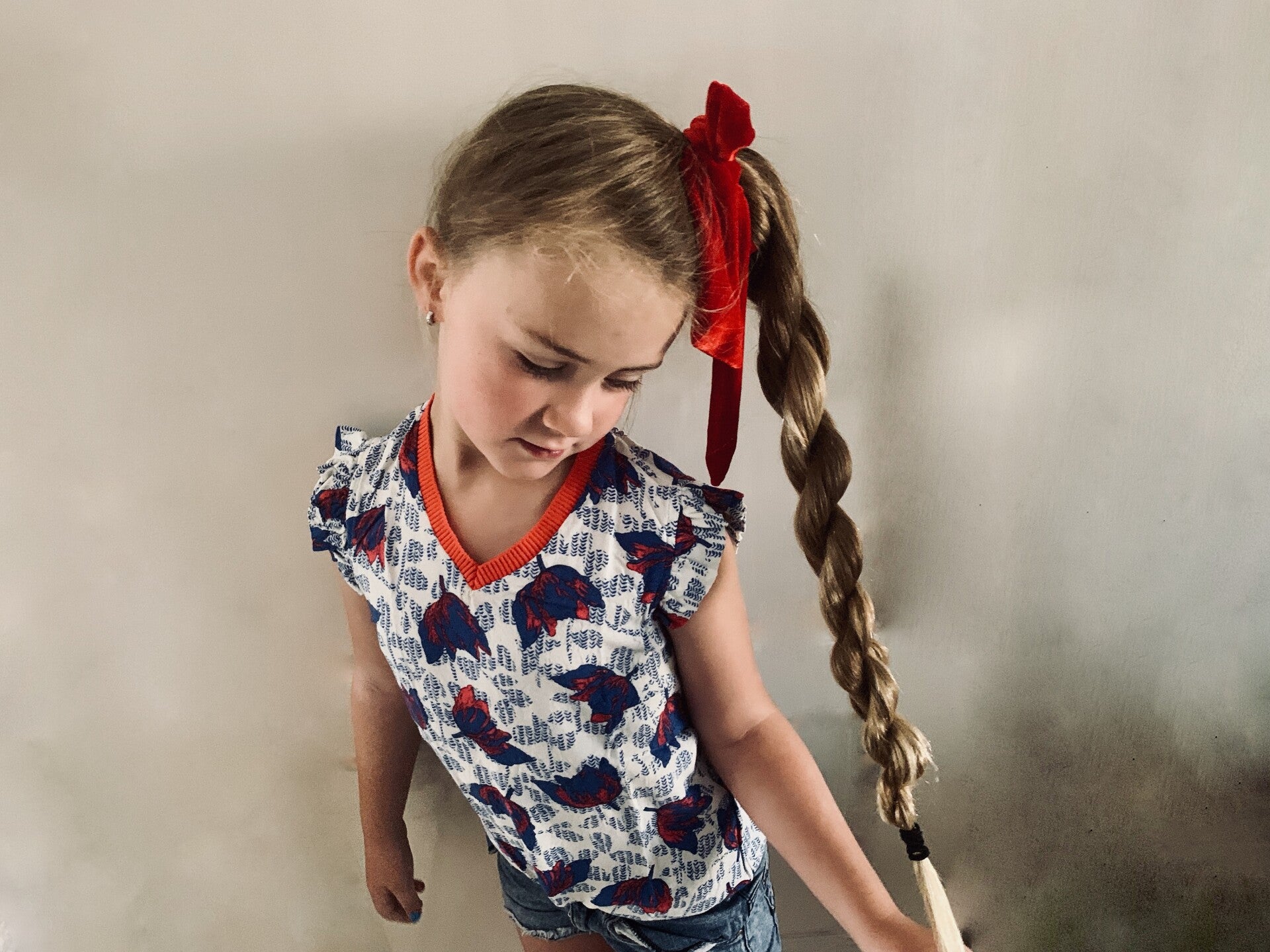 Fluwelen scrunchie met strik, helder rood (art.nr. 77-05)