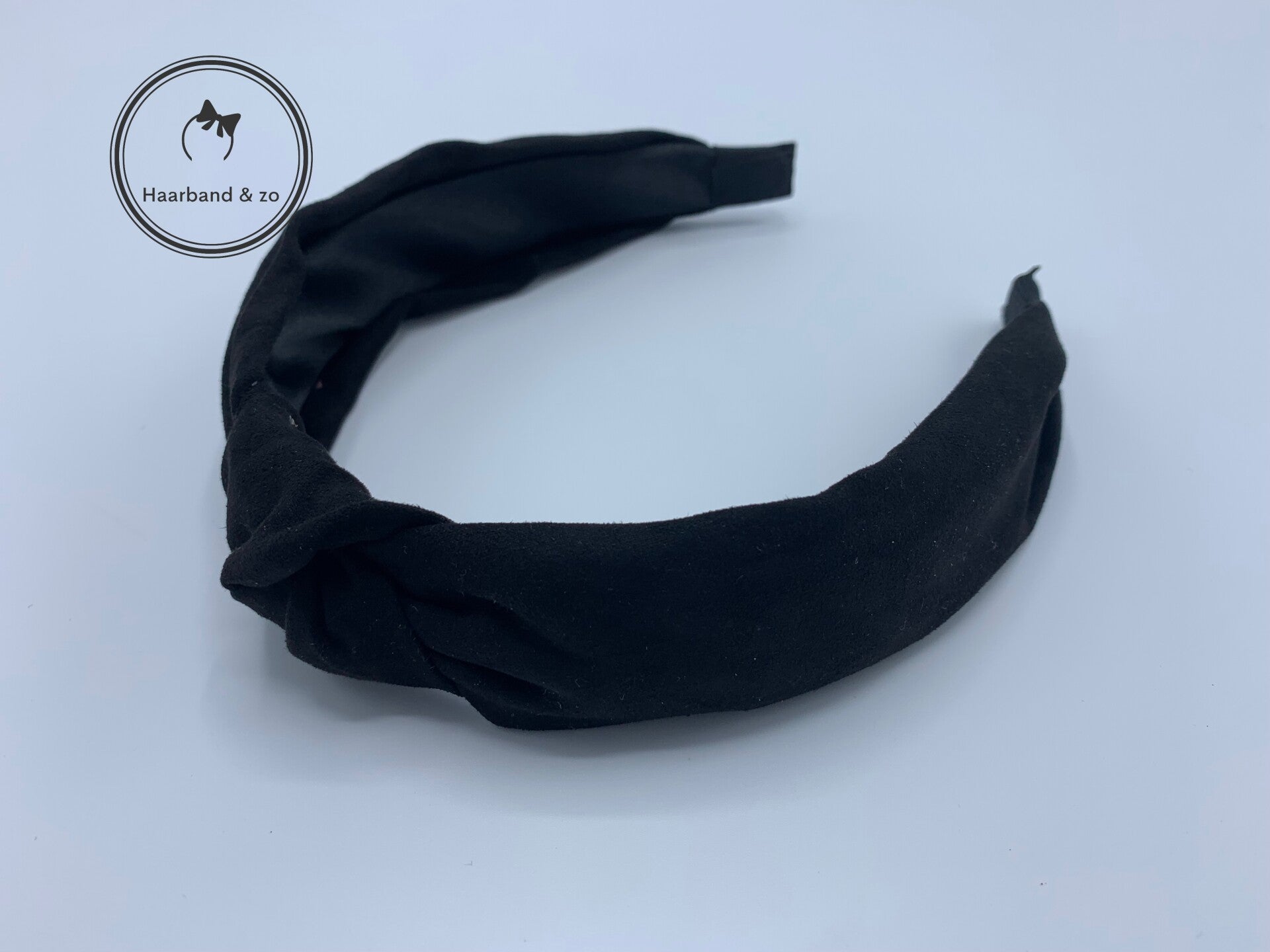 Booghaarband met knoop in suedelook, zwart. (art.nr. 233-02)
