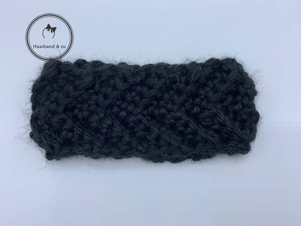 Gebreide babyhaarband in visgraat motief, zwart met glitterdraad. (G01-05)