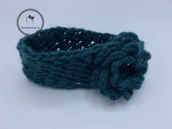 Gebreide babyhoofdband met grote bloem, petrolkleur (art.nr. G02-03)