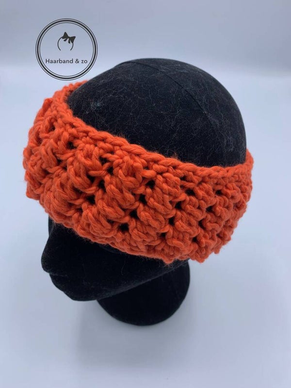 Gebreide hoofdband in steenrode kleur. (art.nr. G02-04)