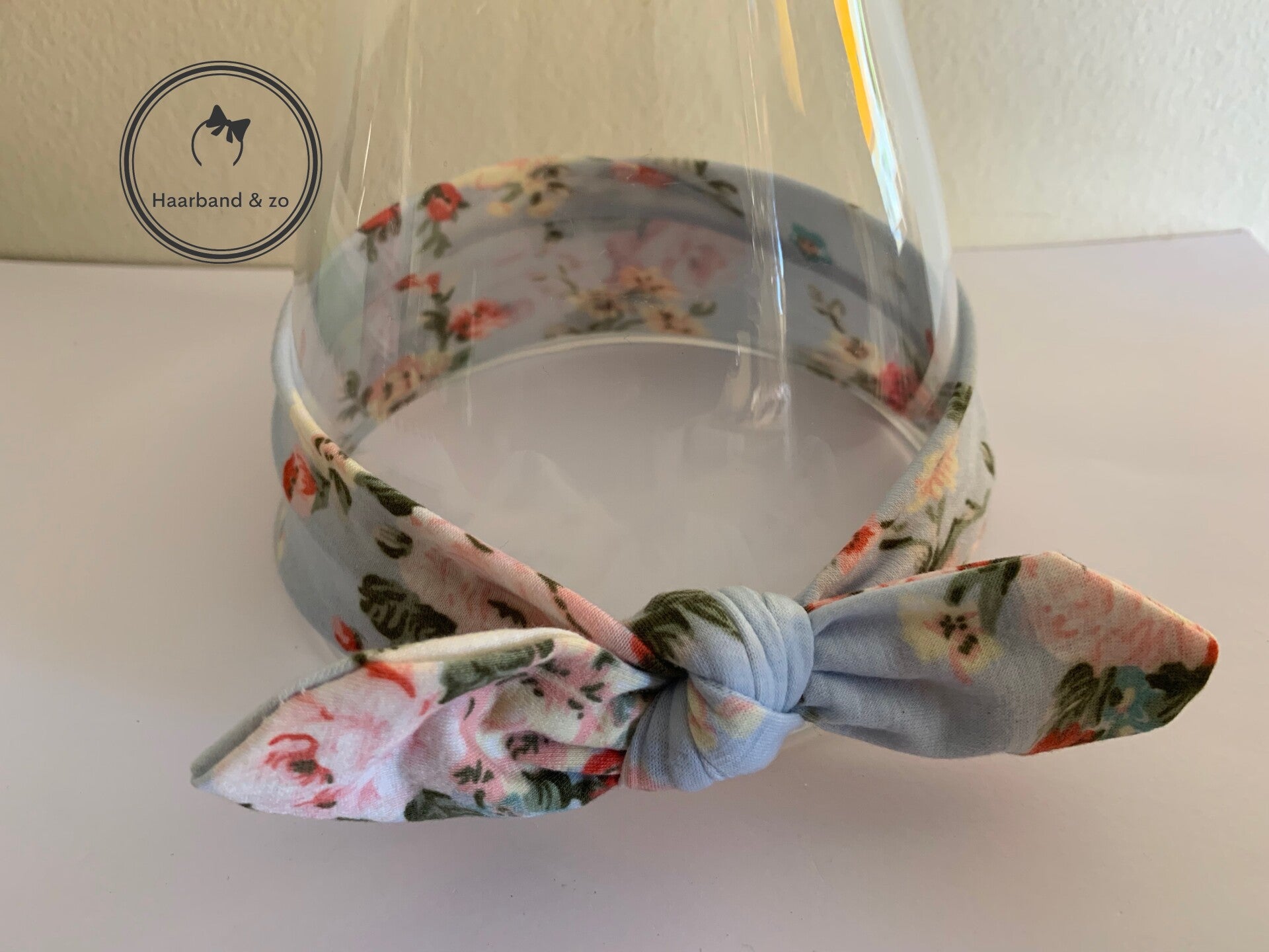 Elastische baby haarband met mooie bloemenprint, lichtblauw met roze rozen (art.nr. 117-04)