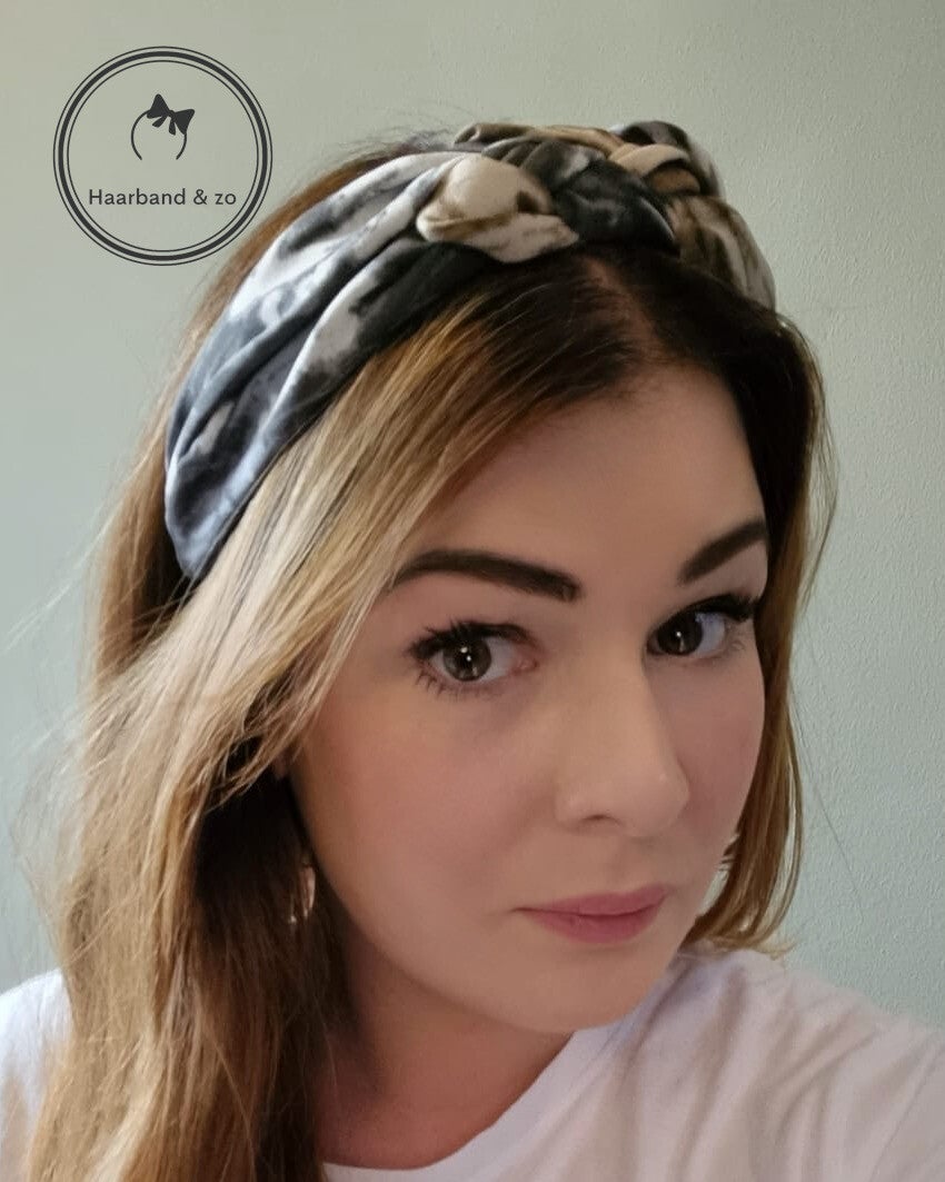 Booghaarband met vlechteffect, in bruin met antraciet grijze tie dye print (art.nr. 127-06)