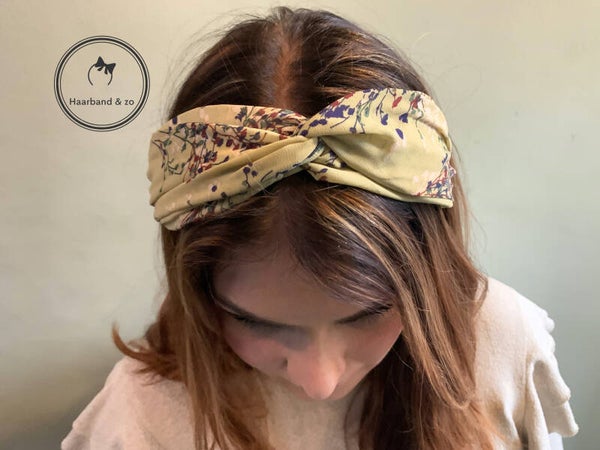 Brede booghaarband met twist van chiffon, in fijne bloemenprint, groenbeige (art.nr. 162-02)