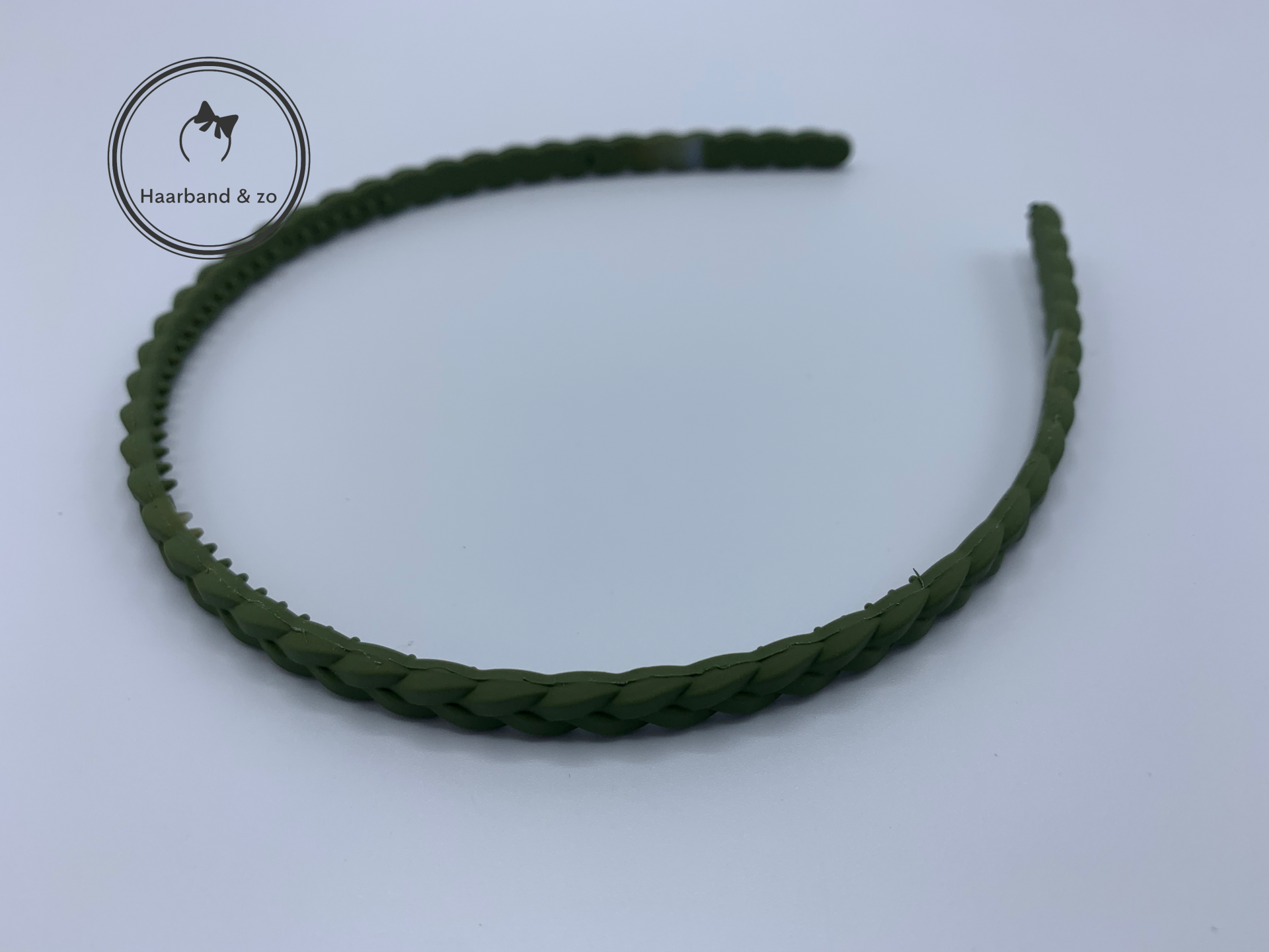 Booghaarband van mat plastic met tandjes, vlechteffect, olijfgroen (art.nr. 149-15)