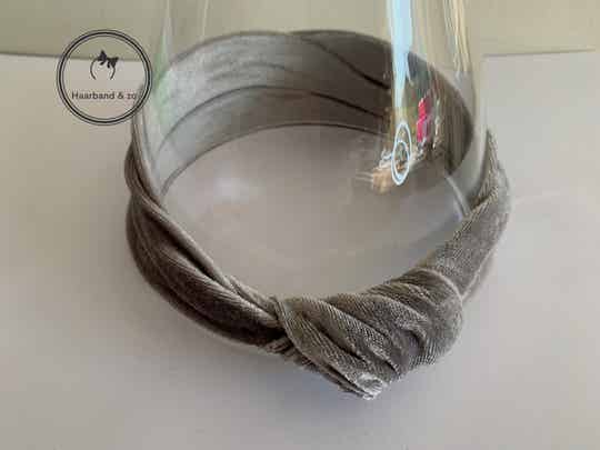 Fluwelen elastische, baby haarband met knoop, in de kleur grijs (118-05)