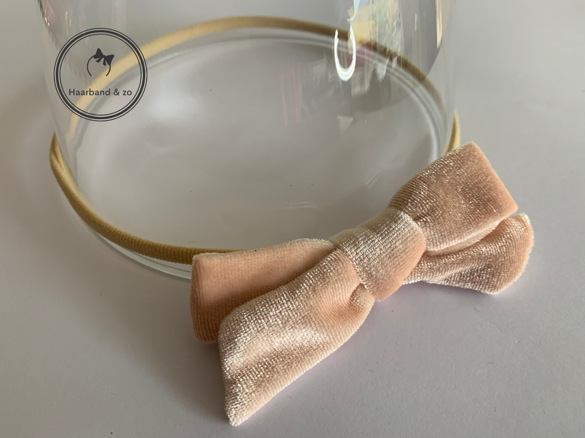 Nylon baby haarbandje met fluwelen strik, zalmroze (art.nr 136-02)