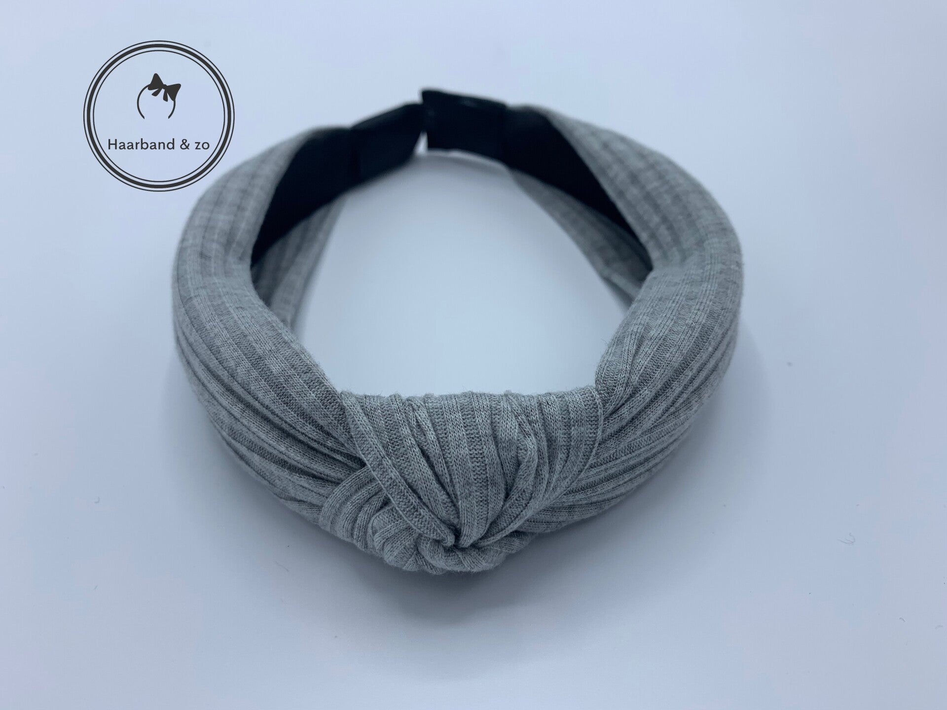 Basic booghaarband in ribbeltricot, met knoop, in de kleur grijs (art.nr. 45-04)