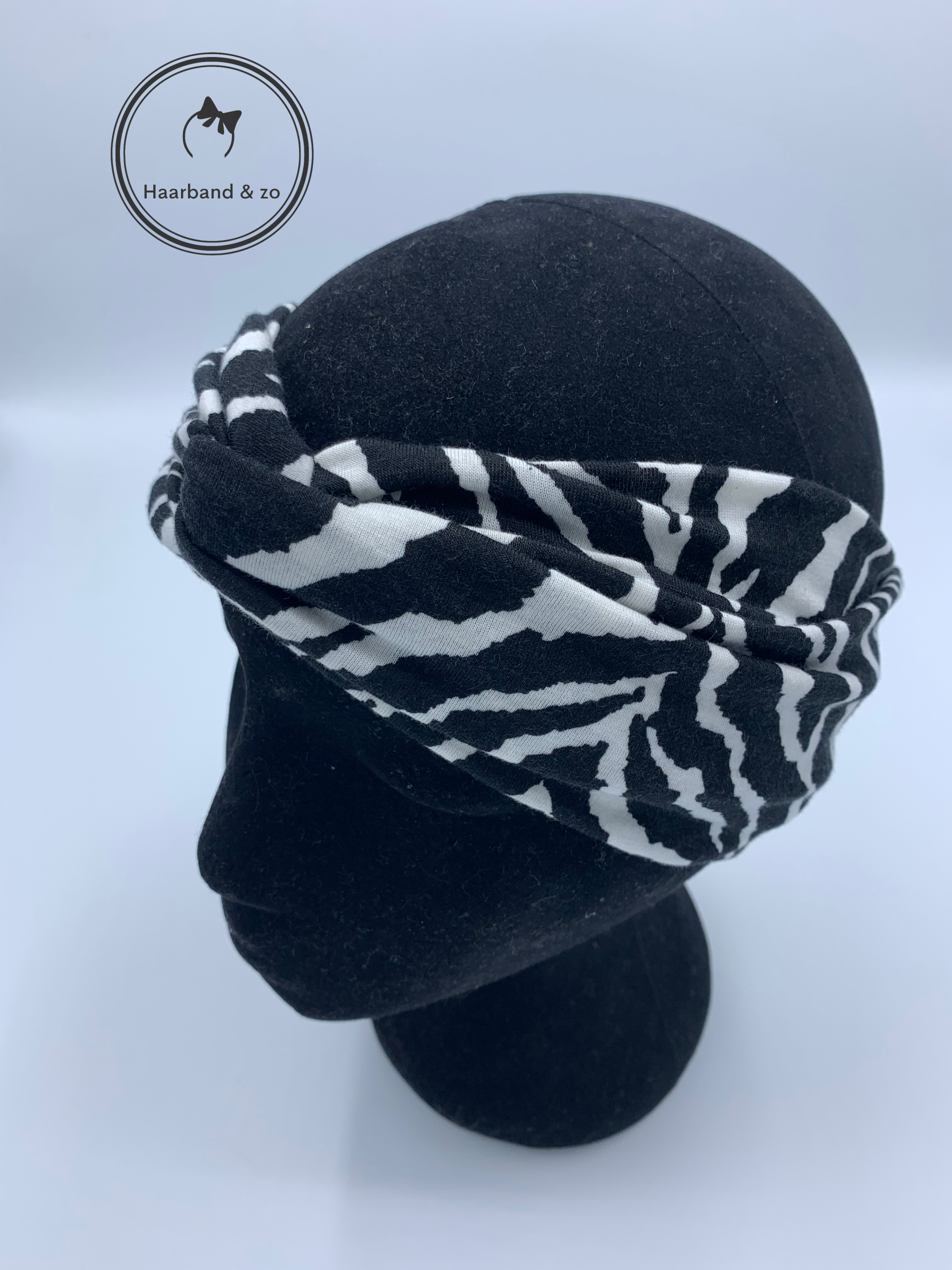 Elastische haarband met twist in zwart met witte zebraprint  (art. nr. 109-06)
