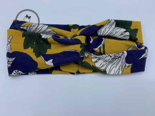 Soepele elastische haarband met twist in tricot, bloemenprint, ondergrond oker (art.nr. 58-08)